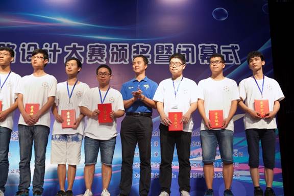 说明: F:\新闻稿\新闻初稿\2016年\西安交大在第六届(2016年)大学生集成电路设计大赛上再获一等奖\展讯杯颁奖.jpg