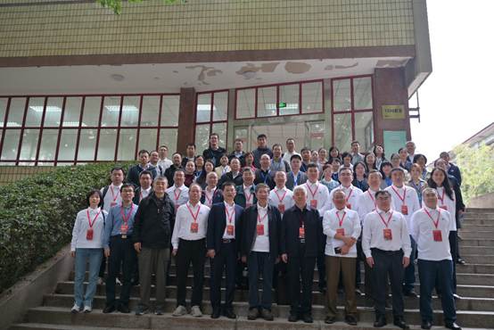 一群人站在建筑前 AI 生成的内容可能不正确。